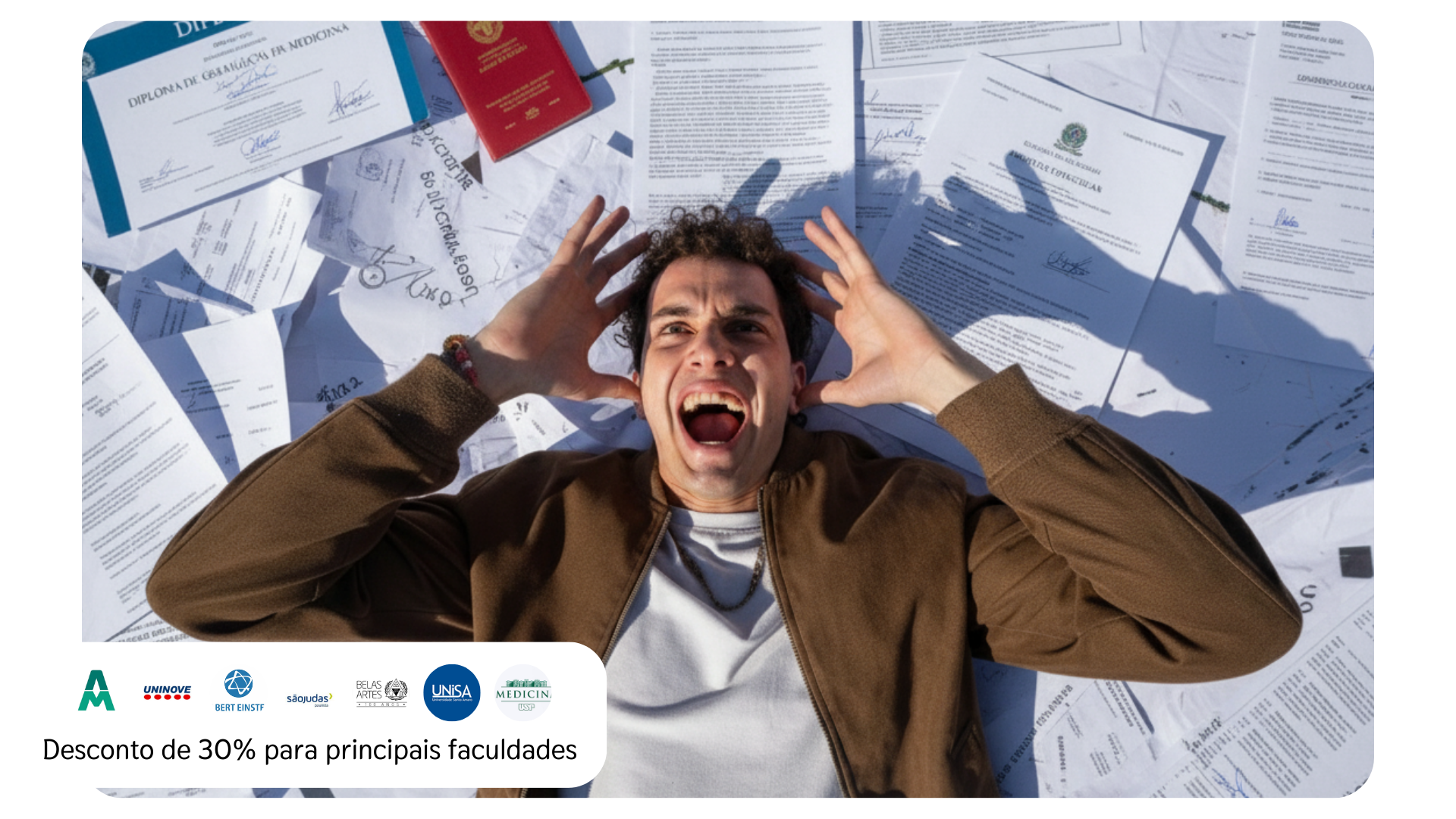 Estudante feliz com o currículo pronto para a residência médica